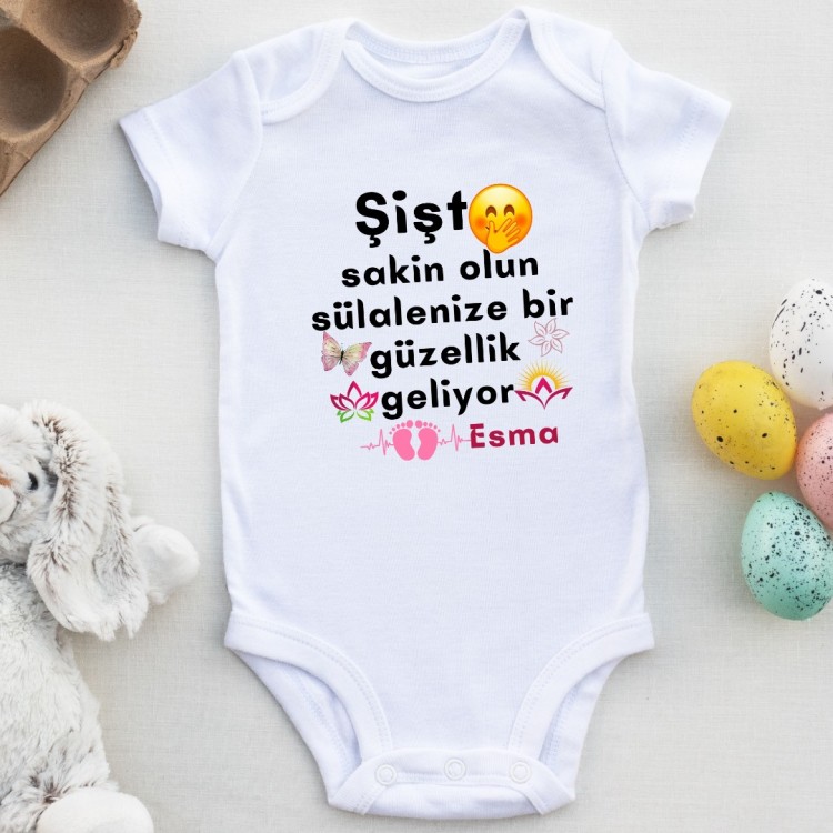 Sülalemize Bir Güzellik Geliyor Yazılı Kişiye özel Bebek Zıbın Sülalemize Bir Güzellik Geliyor Yazılı Kişiye özel Bebek Zıbın
