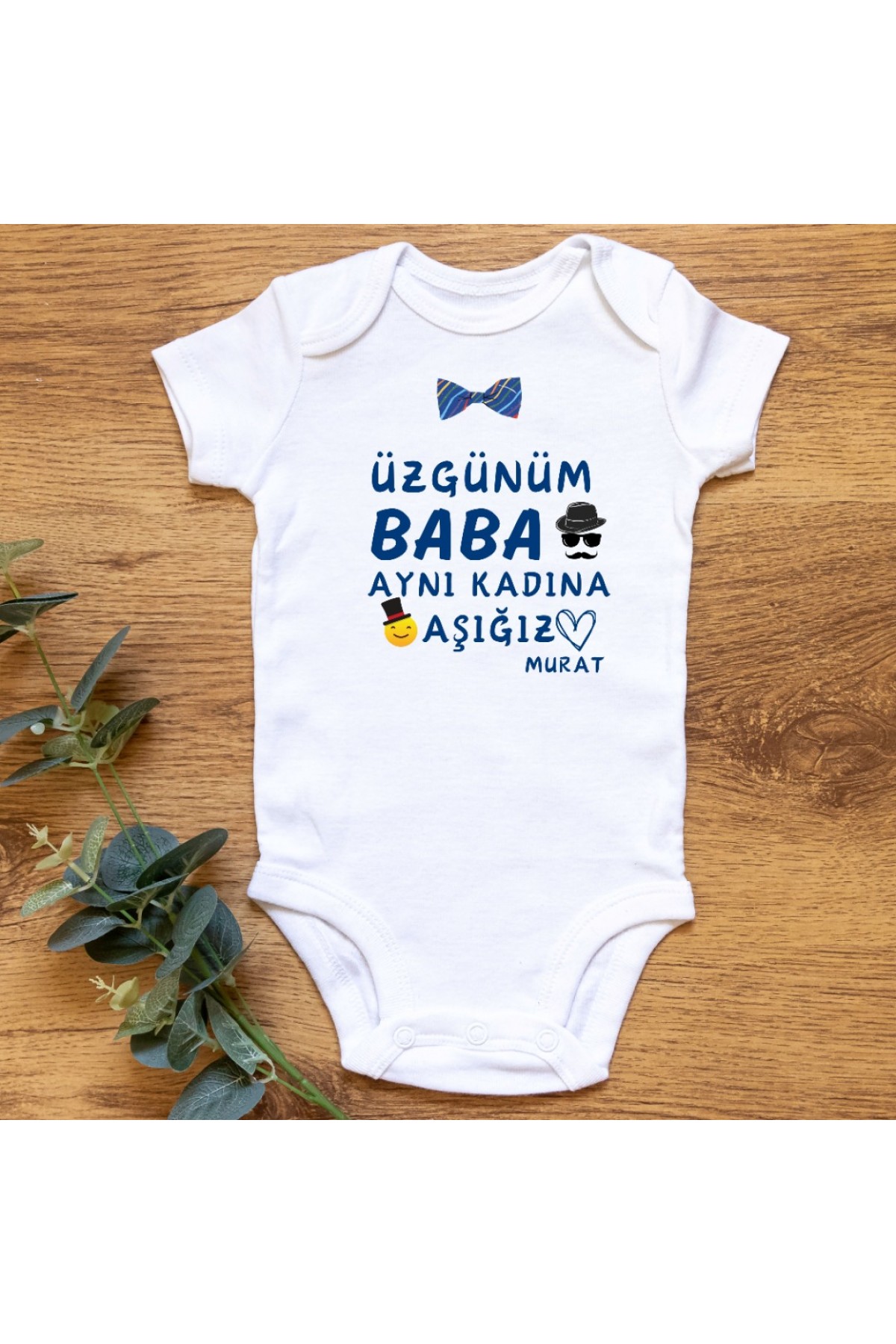 Üzgünün Baba Aynı Kadına Aşığız Yazılı Kişiye özel Erkek Bebek Zıbın