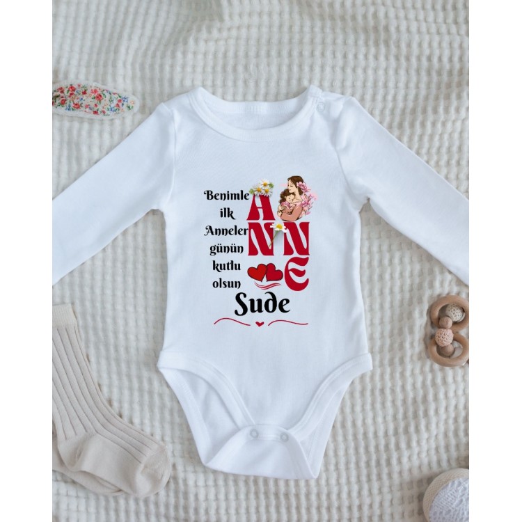 Benimle İlk Anneler Günü Yazılı Kişiye özel Bebek Zıbın %100 Pamuk Benimle İlk Anneler Günü Yazılı Kişiye özel Bebek Zıbın %100 Pamuk